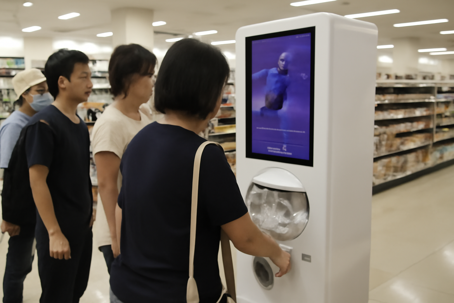デジタルサイネージ搭載ガチャ導入、サンフレッチェ目当てで買い物2,000円爆増かよ